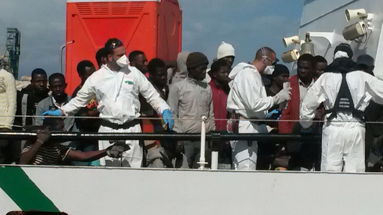 Palermo, arrivata al porto nave con 367 migranti salvi e 25 salme