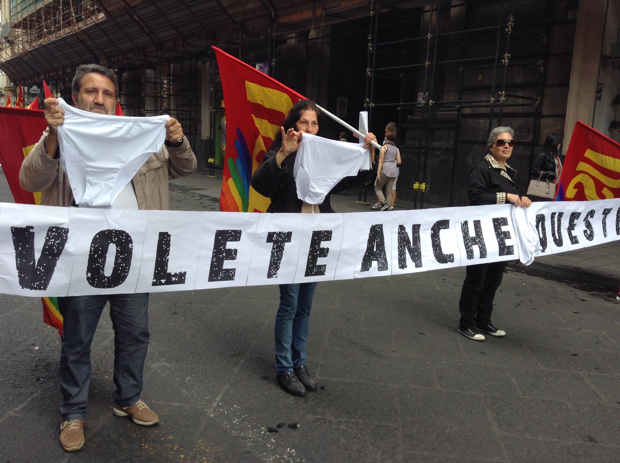 Catania, protesta sventolando mutande: “Renzi, vuoi anche queste!”