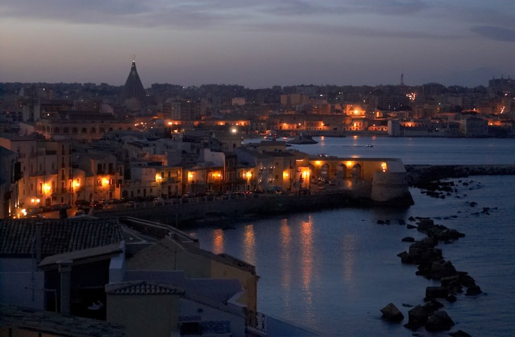 Siracusa, sì al bilancio. E in consiglio è il caos