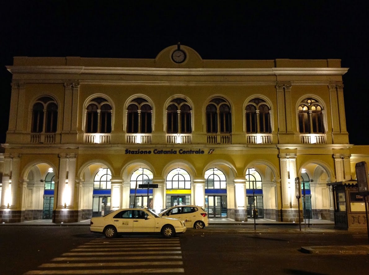 Catania, denunciato un uomo che urinava all’ingresso della stazione davanti a tutti