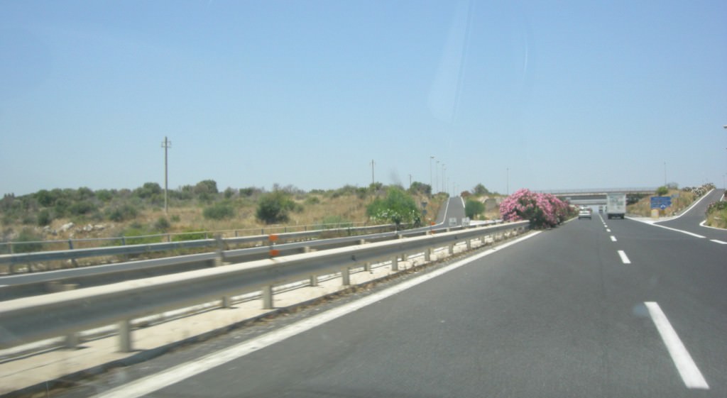 Siracusa: trasporto abusivo di clandestini su finto taxi