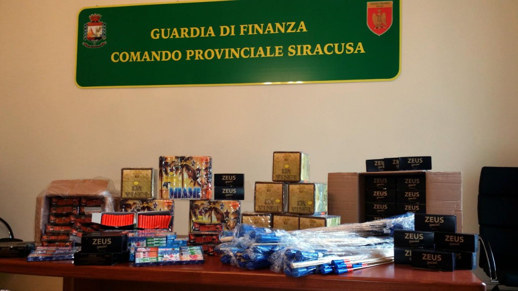 Portopalo, sequestrati oltre 8.000 botti e fuochi pirotecnici illegali