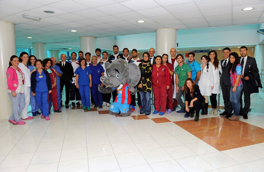 Il Catania porta un sorriso ai piccoli tifosi del Policlinico