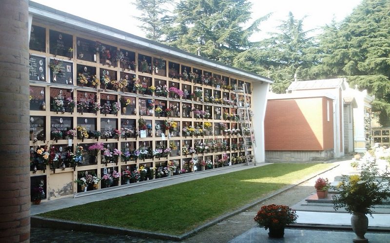 Vasi rubati, fiori a terra e lapidi distrutte: vandali in azione al cimitero di Aci Catena