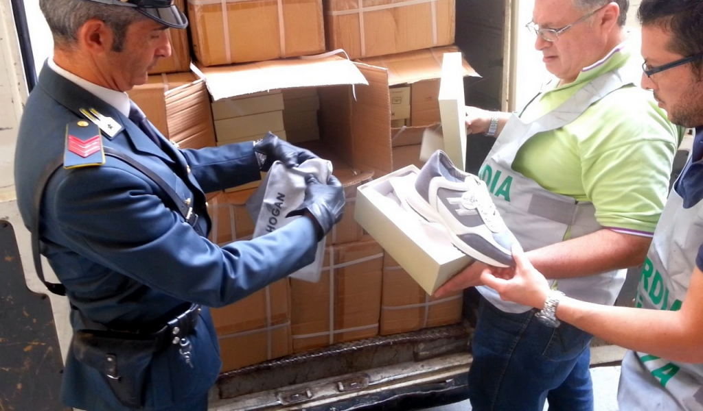Catania, sequestrate a Librino 2.000 Hogan contraffatte