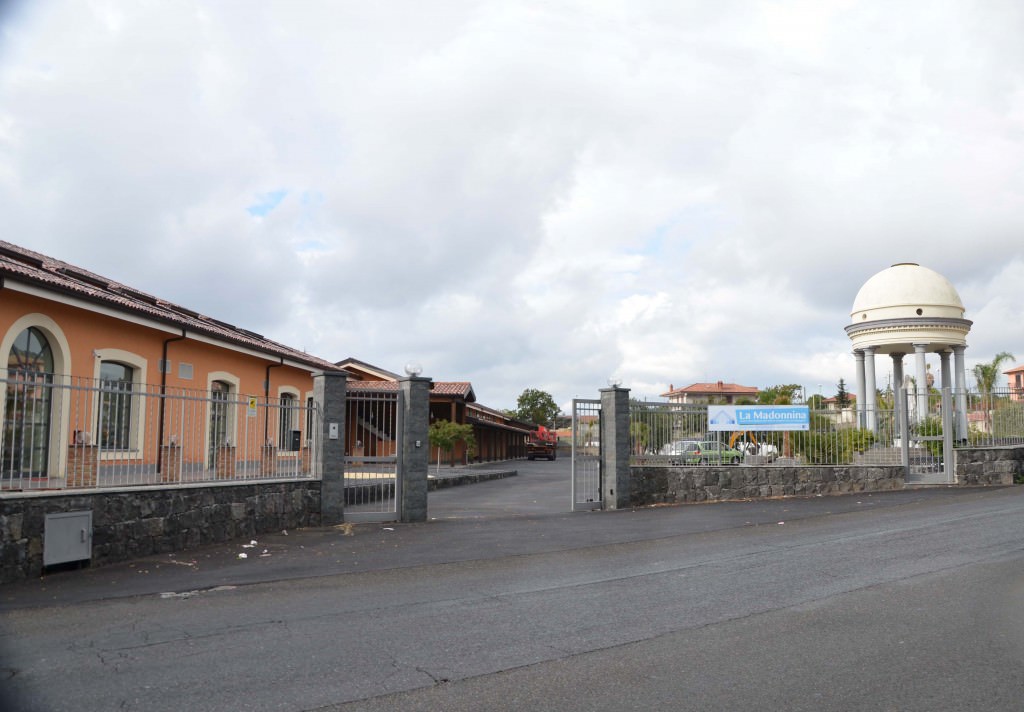 Bambini immigrati trasferiti dal PalaSpedini a Mascalucia