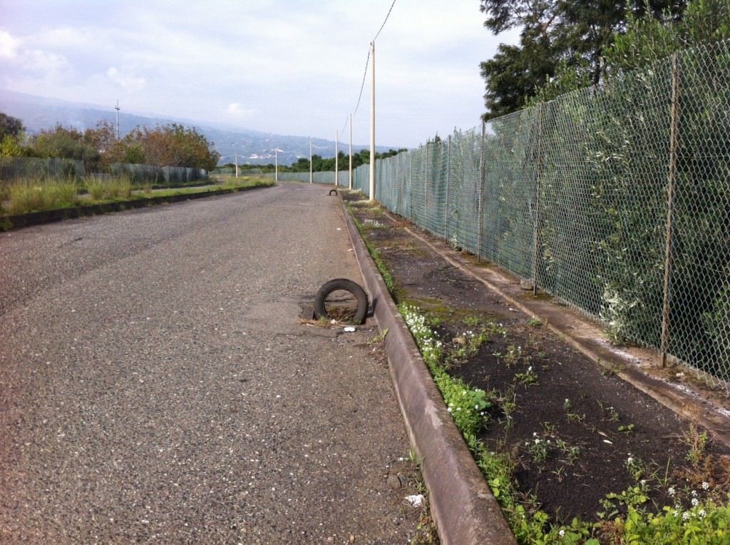 Mascali, copertoni al posto delle caditoie