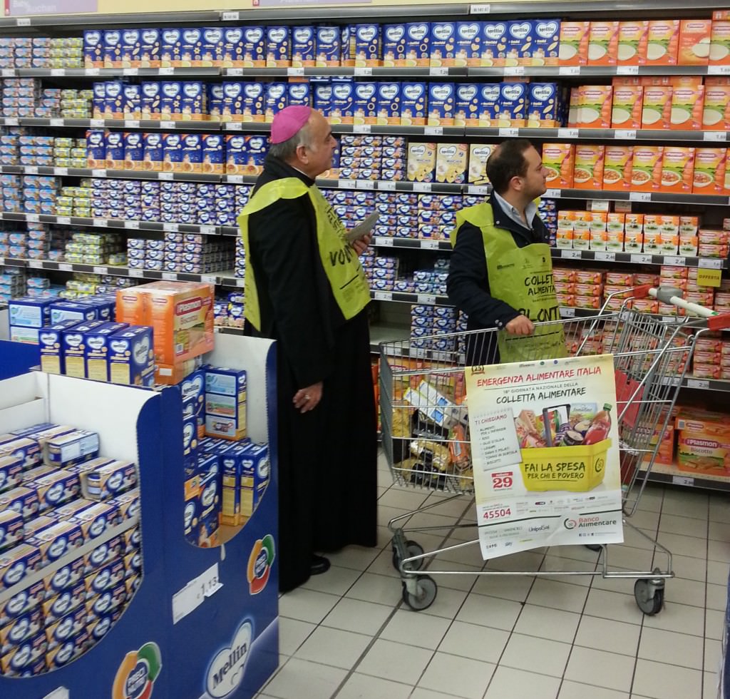 La gioia di chi dona: anche mons. Gristina partecipa alla Colletta Alimentare