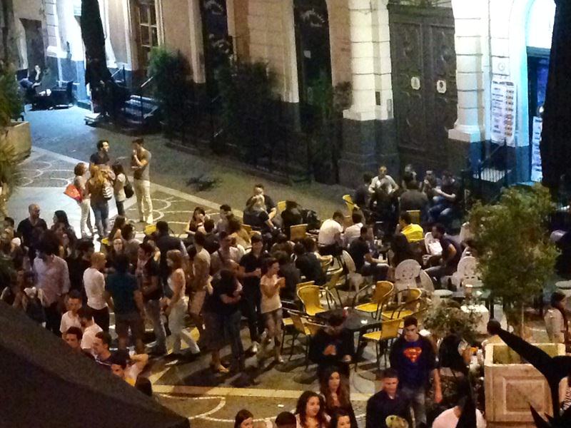 “Ci hanno aggredito con calci e pugni. Eravamo in centro”. LA STORIA