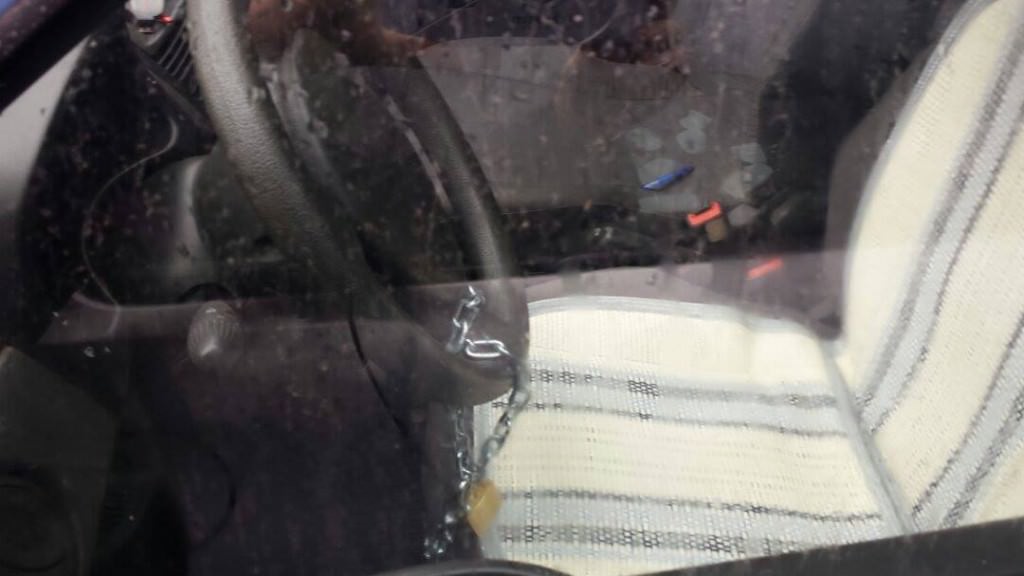 Catania, pure la Polizia, per sicurezza, mette la catena allo sterzo!
