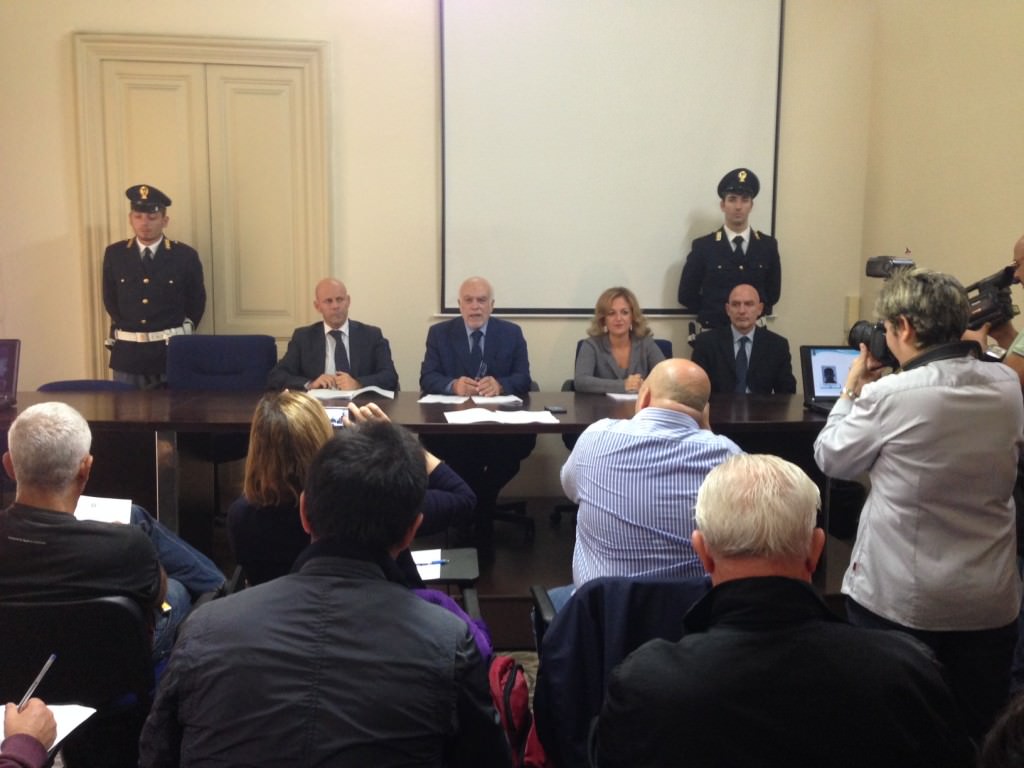 Rubavano semirimorchi pieni di cibo al porto di Catania: 20 arresti