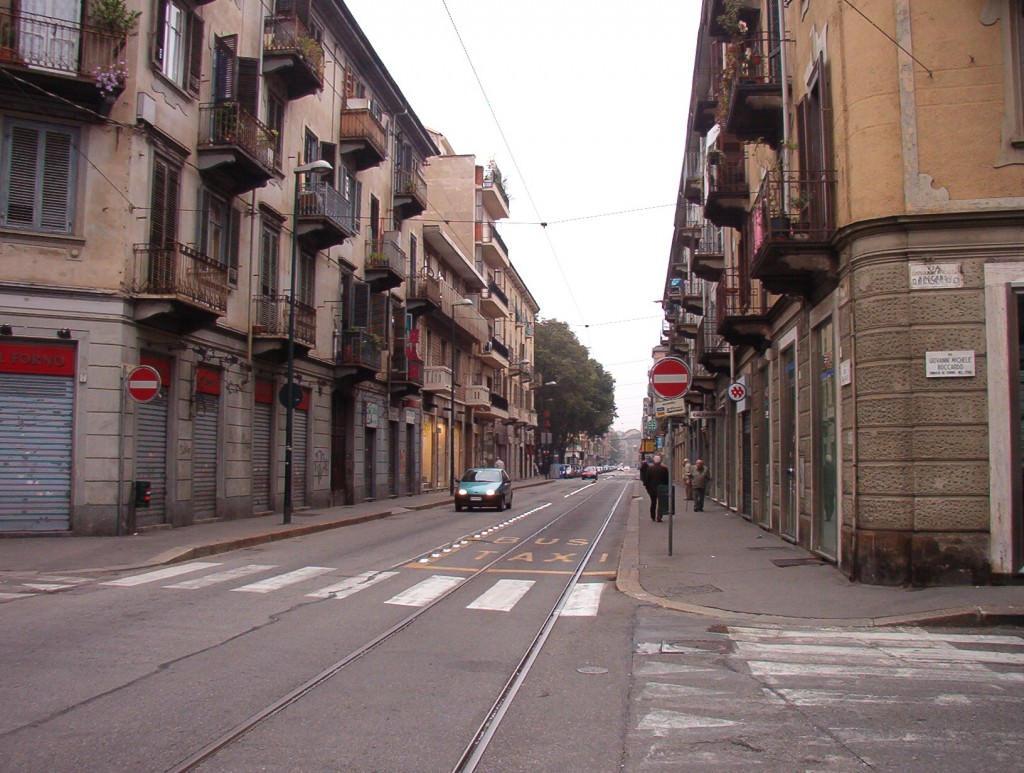 Palermo, piovono calcinacci e una giovane resta ferita