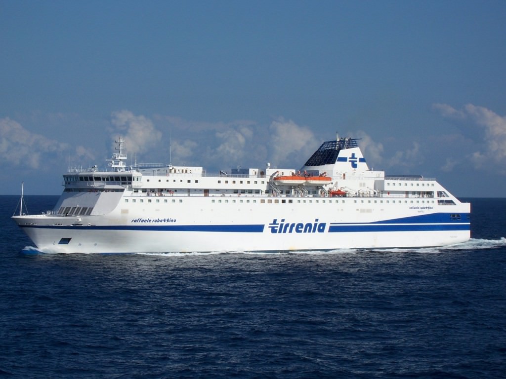 Turisti restano a terra perché senza documenti, traghetto torna a riprenderli: scoppia il putiferio