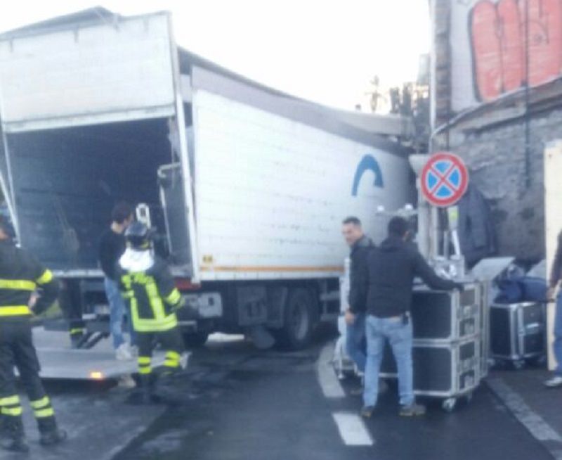 Catania, camion sfonda un palazzo. Paura ma nessun ferito