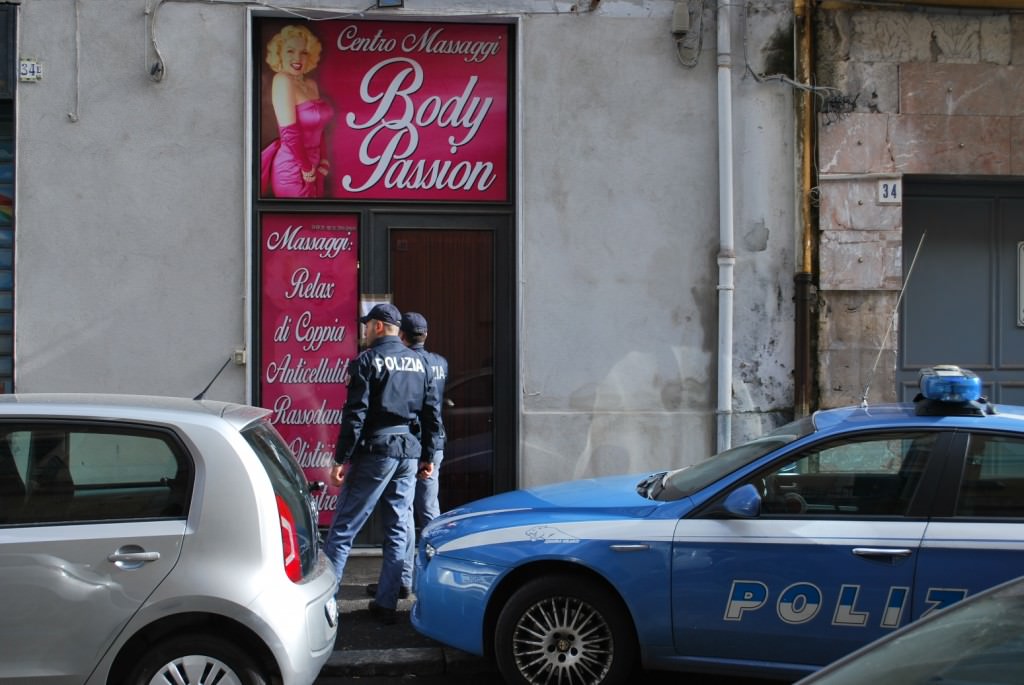 Catania, sequestrati tre centri estetici a “luci rosse” – VIDEO
