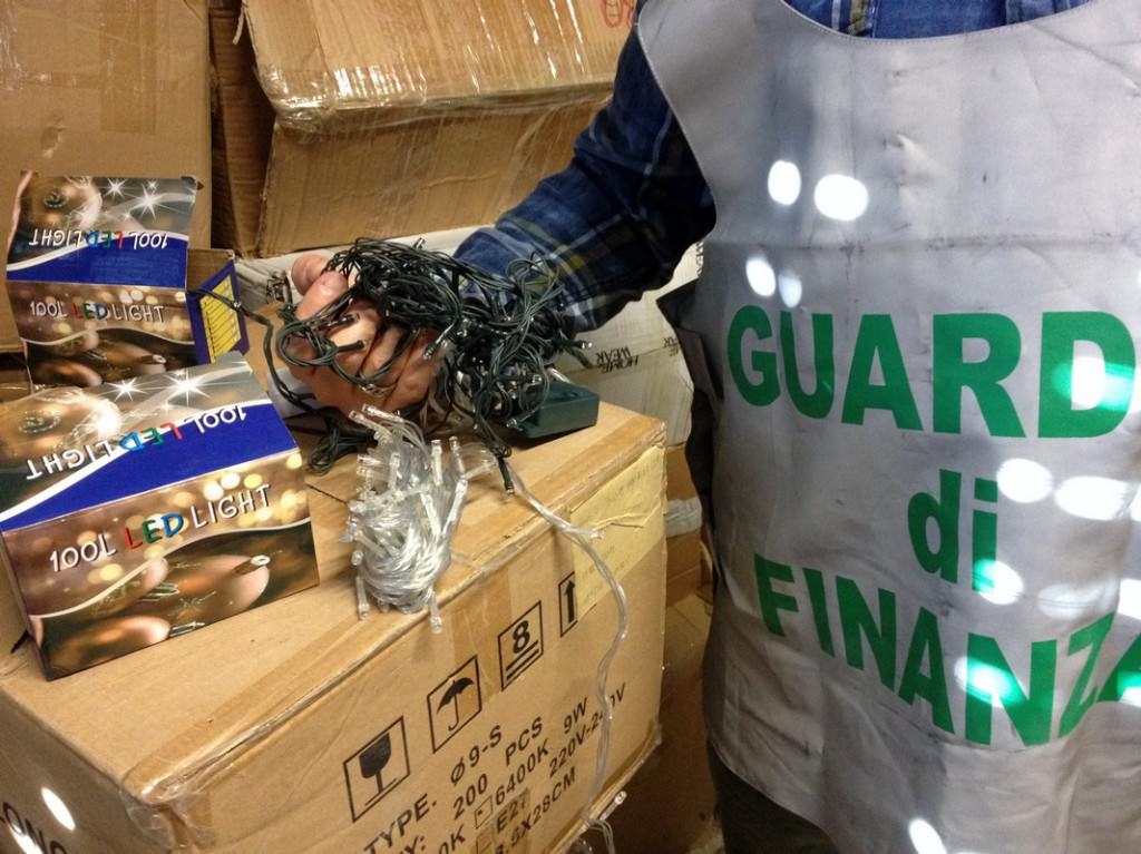 Sequestrato, in centro a Catania, oltre un milione di articoli natalizi cinesi