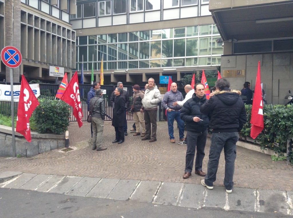 Scendono in strada anche oggi i lavoratori Cesame. “Vogliamo documento scritto con le date del cronoprogramma”