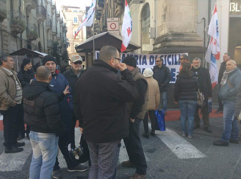 Neppure le feste bloccano le proteste. In strada a Catania centinaia di operai