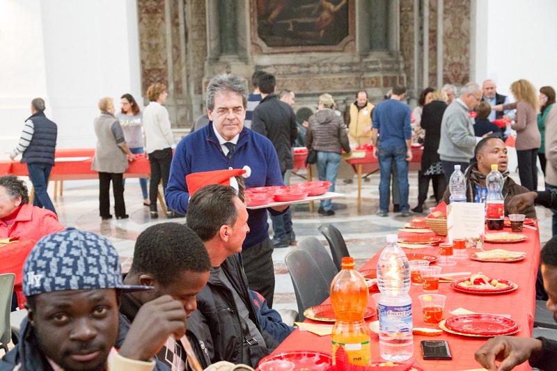 A tavola con i poveri per il pranzo di Natale