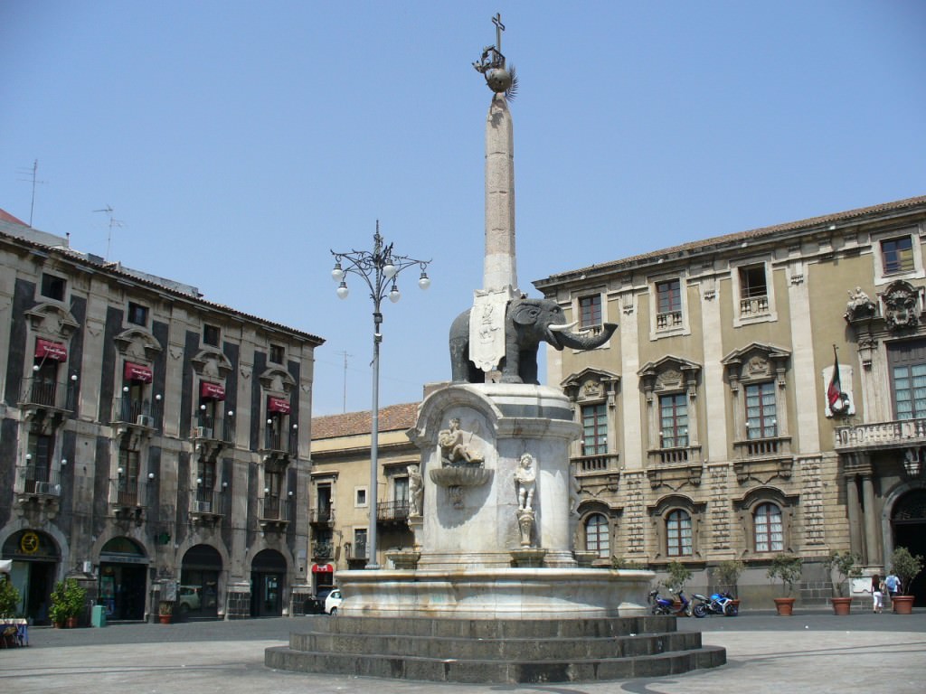 Se il Liotru e Bellini potessero parlare, i simboli di Catania “aspettano” l’abbraccio della città