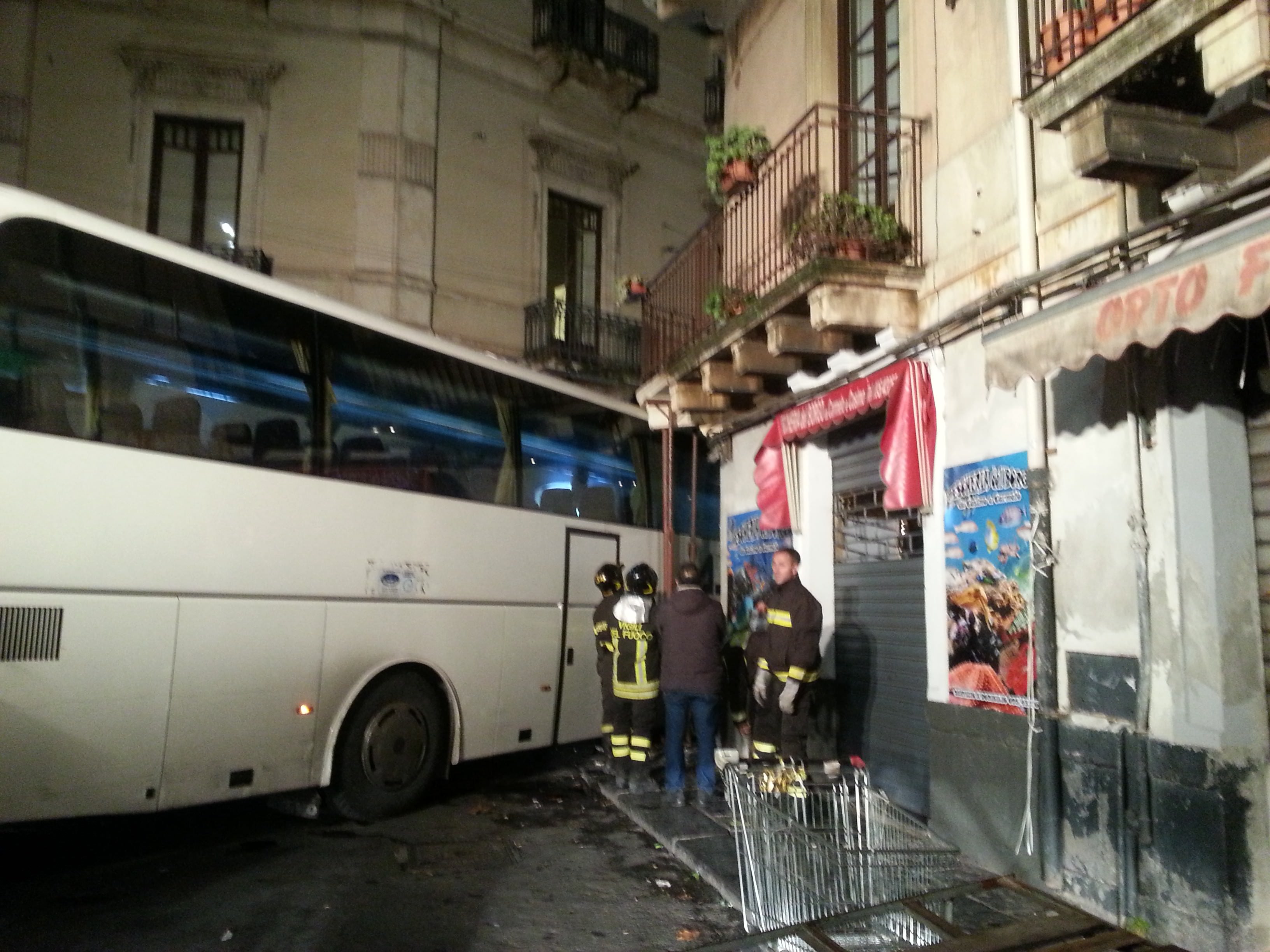 Catania, autobus sradica balcone al Borgo