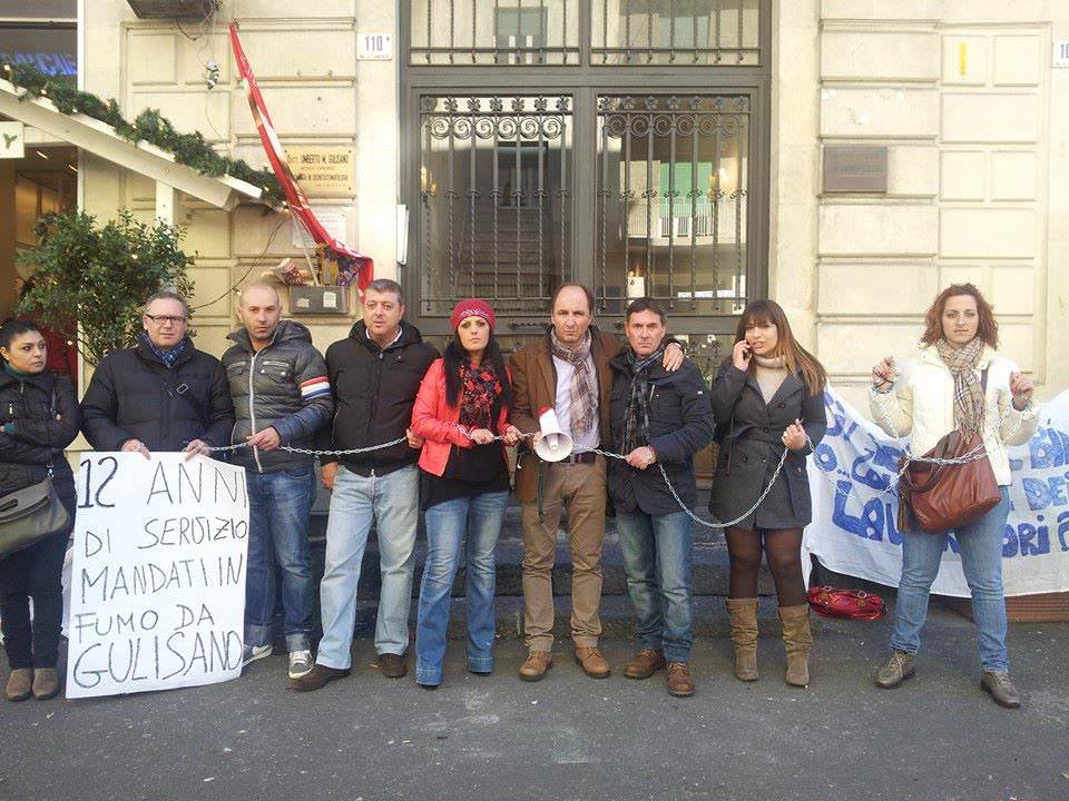 Catania, incatenati di Bingo Family: protesta si sposta in prefettura