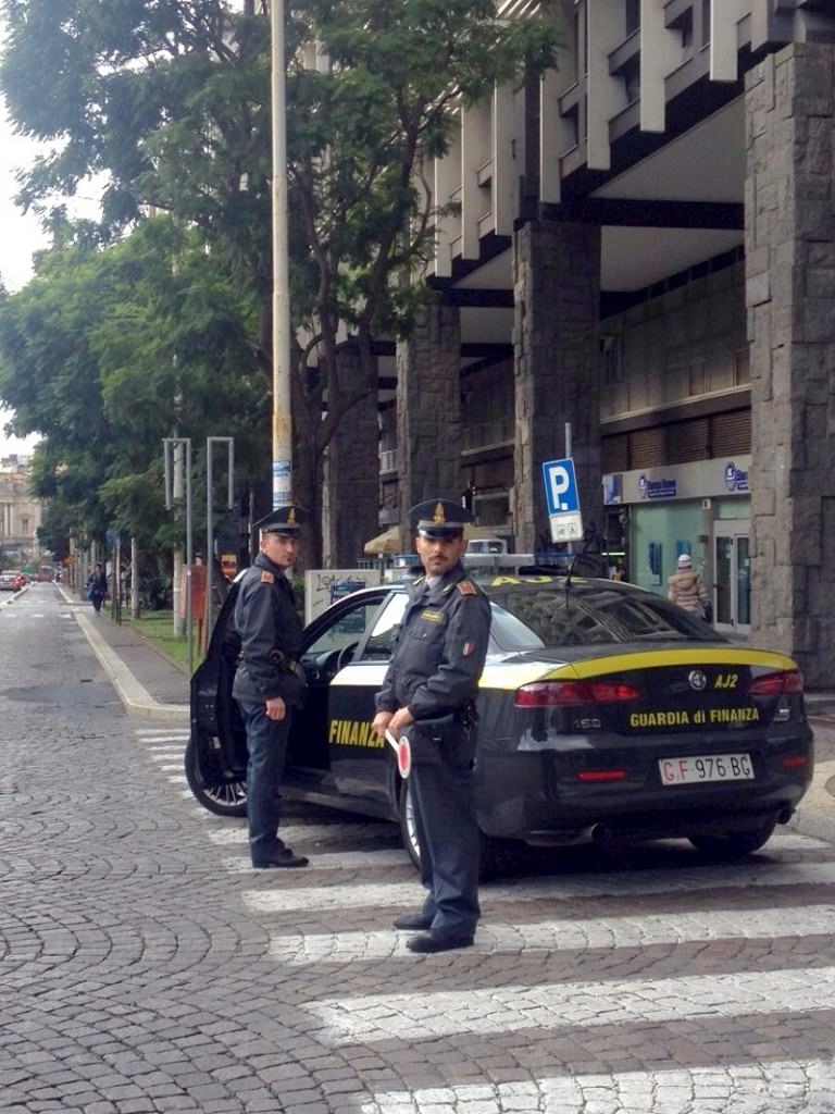 1.200 cd e dvd e 120 paia di scarpe taroccate. Scattano i controlli in Corso Sicilia
