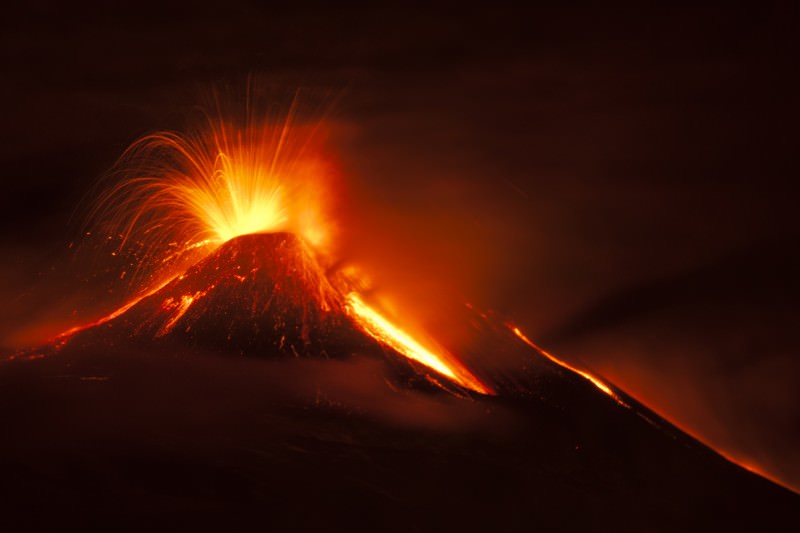 Nube di cenere vulcanica sull’Etna: continua l’attività eruttiva
