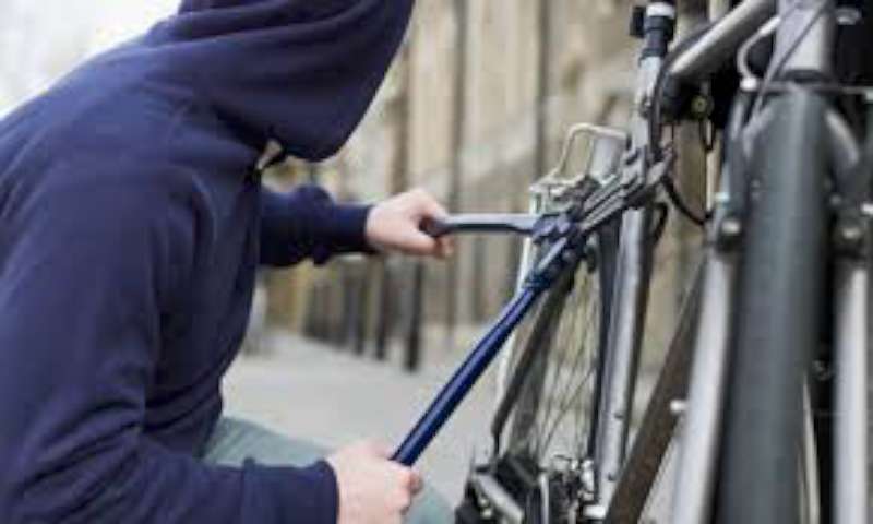 Catania, ruba una bici ma non riesce a pedalare: beccato dalle Volanti