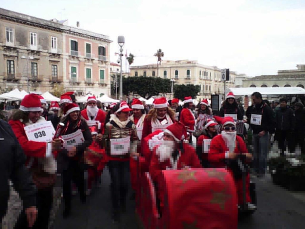 Siracusa, successo della Maratonina dei Babbi Natale