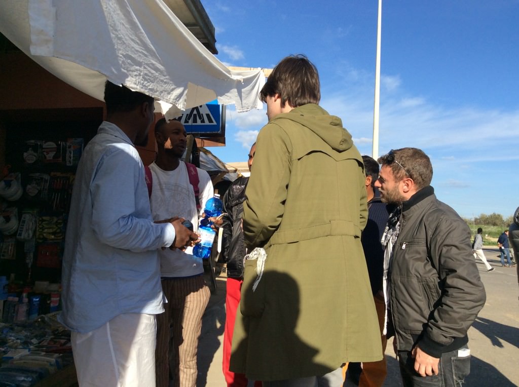 Mineo, l’eurodeputato Corrao (M5S) al Cara: “Mercato nero di sigarette”
