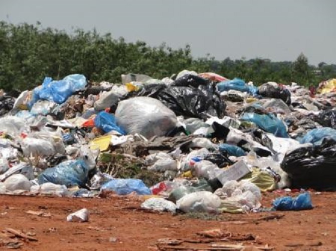 Strade stracolme di rifiuti, il sindaco afferma: “Più differenziata e meno indifferenziata”