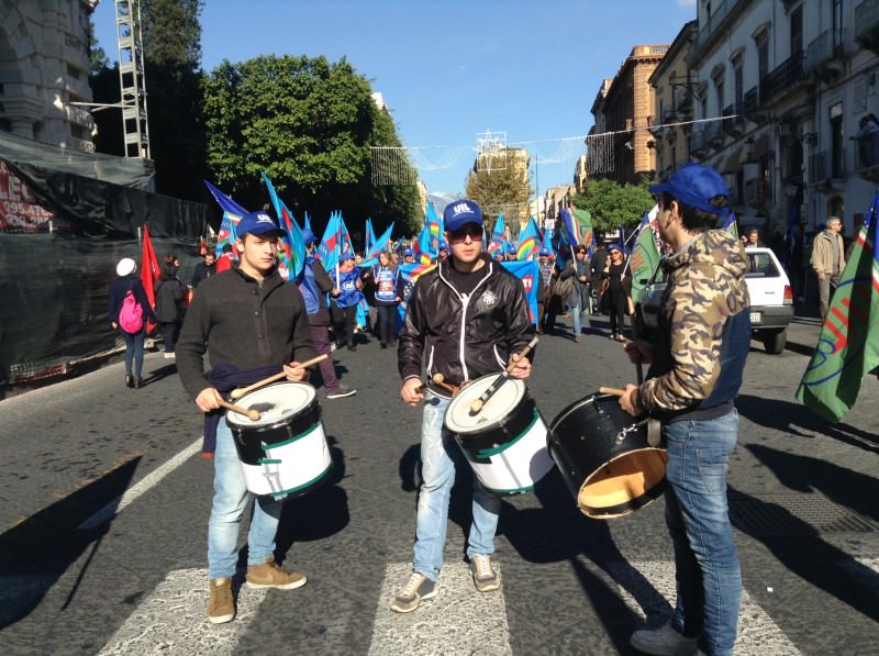 A Catania sciopero a suon di tamburi. “Renzi faccia un passo indietro”