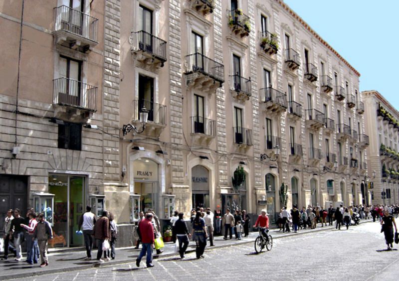 Catania, entra dalla finestra di un hotel di via Etnea e ruba 70 euro: denunciato 43enne