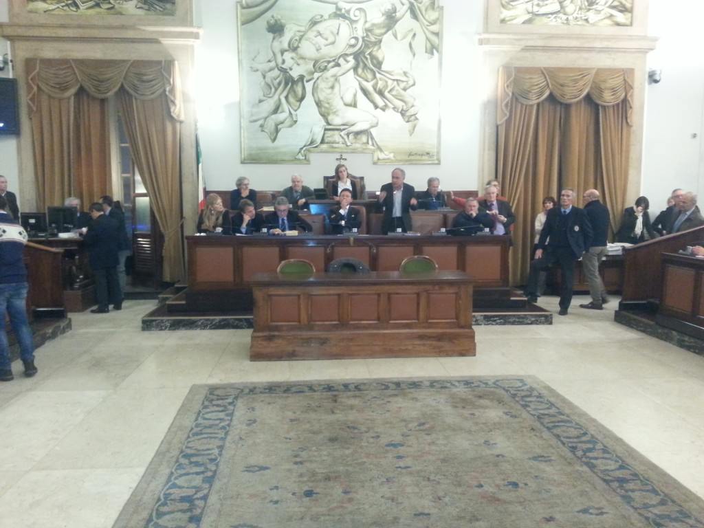 Catania, Villari contestato e Girlando revoca bando Sostare. Messina: “Irresponsabili”