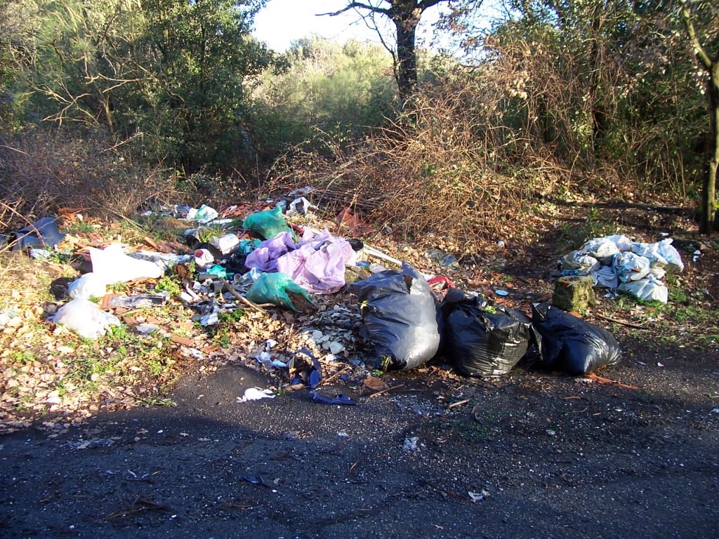 Campagne piene di rifiuti: il post barbecue di Pasquetta