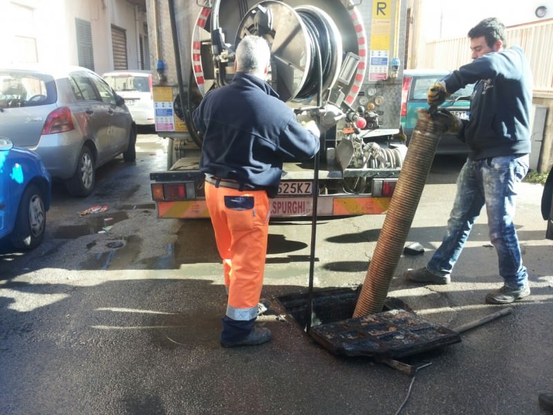Liquami in strada e cattivi odori a Palermo: interviene l’Amap
