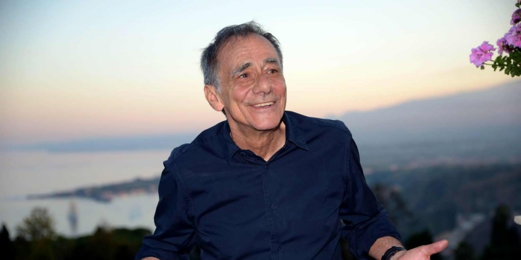 Roberto Vecchioni, il “professore” della canzone d’autore al Teatro Garibaldi di Enna