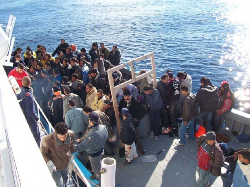 Catania, sbarcati da nave della Marina inglese 617 migranti