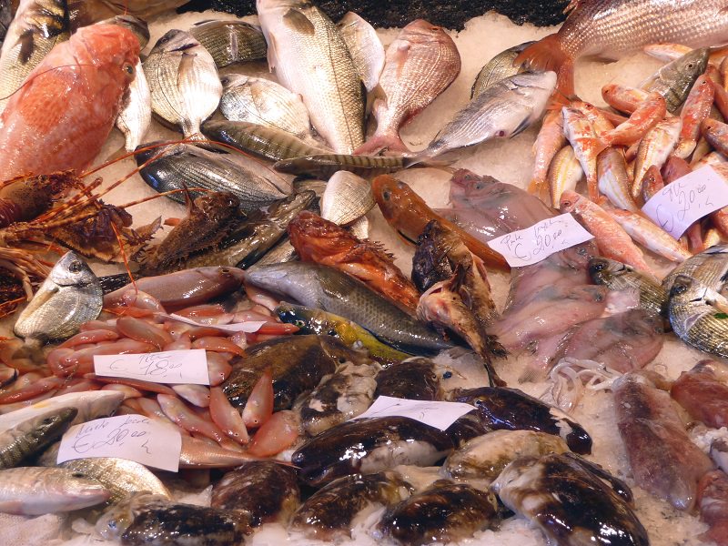 Ambulante vende prodotti ittici di scarsa qualità e privo di tracciabilità: sequestrati 35 chili di pesce