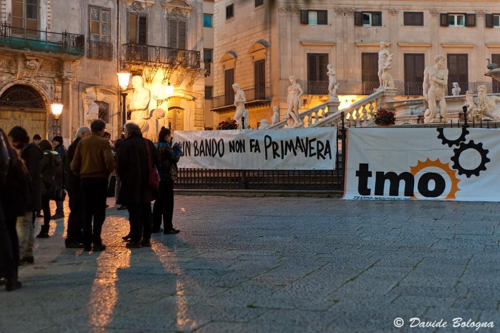 Palermo, presidio di artisti davanti al Comune