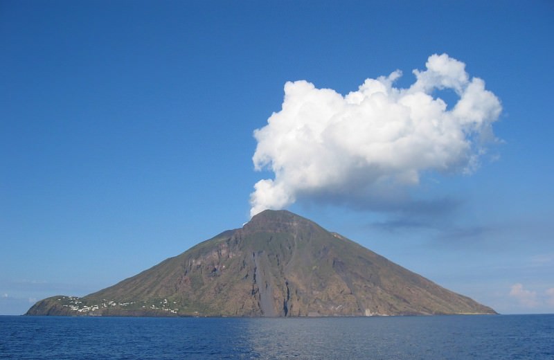 Sequenza esplosiva nel vulcano di Stromboli: paura tra gli abitanti