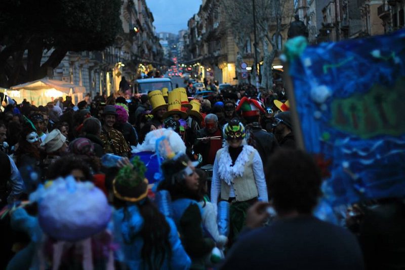 Tra colori e allegria, ritorna la “Street Parade” di carnevale nel centro storico di Catania