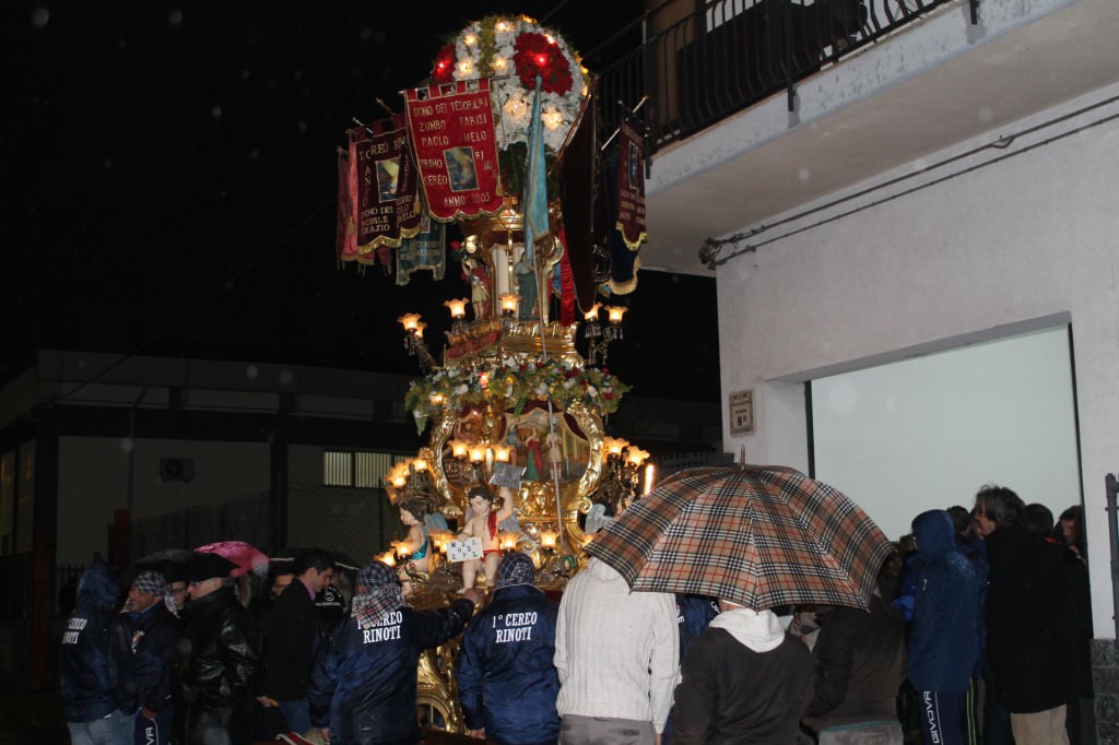 Verso Sant’Agata: l'”anziana” candelora dei Rinoti