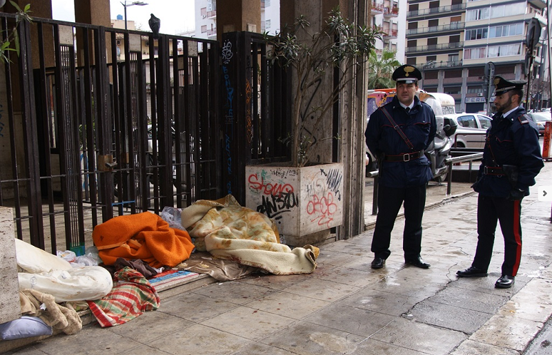 Clochard sviene dopo aver ricevuto calci al volto per rubargli 15 euro: due arresti