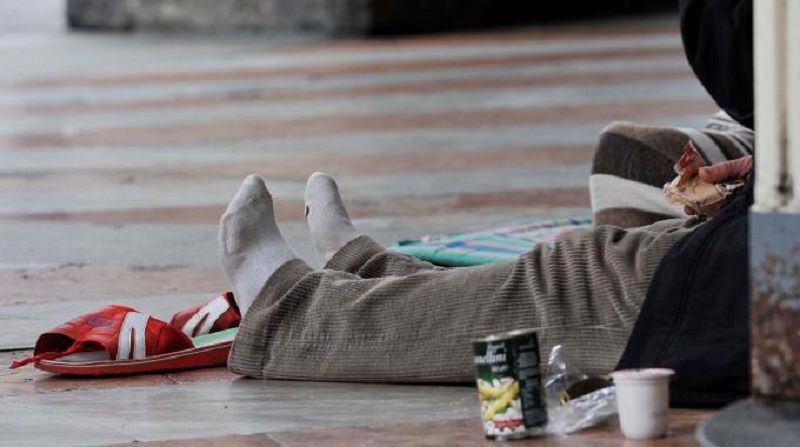 Tragedia in Piazza della Repubblica, clochard trovato morto su una panchina: rilievi in corso