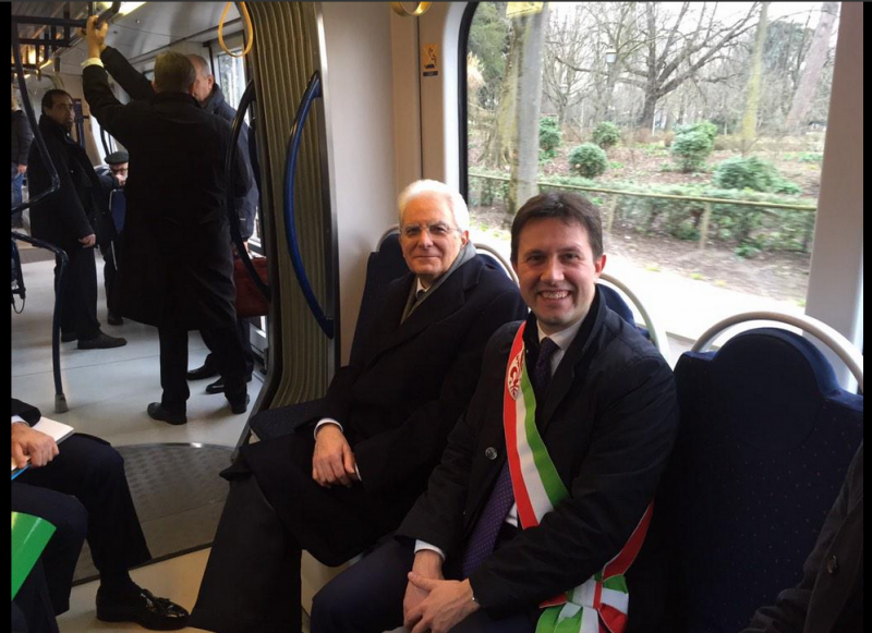 La sobrietà del presidente Mattarella col tram “blu” che costa ai cittadini La sobrietà del presidente Mattarella col tram “blu” che costa ai cittadini
