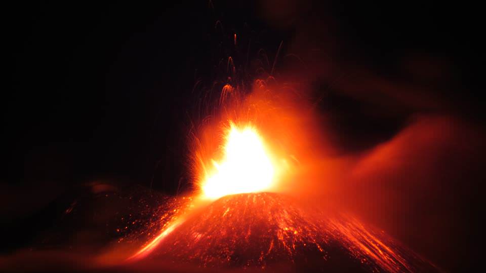 L’Etna dà spettacolo, nella notte un’eruzione breve ma intensa