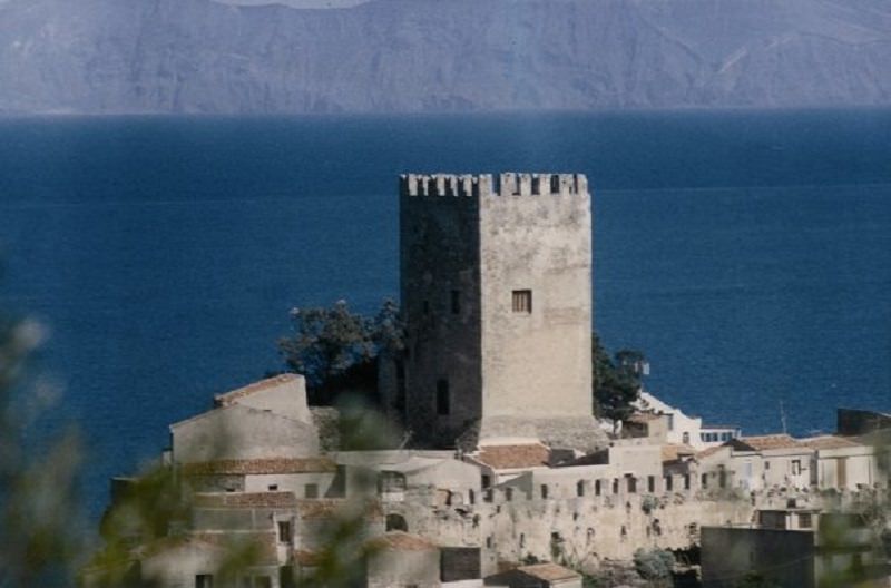 Sequestrata la torre medievale di Brolo: avvisi di garanzia per 7 persone