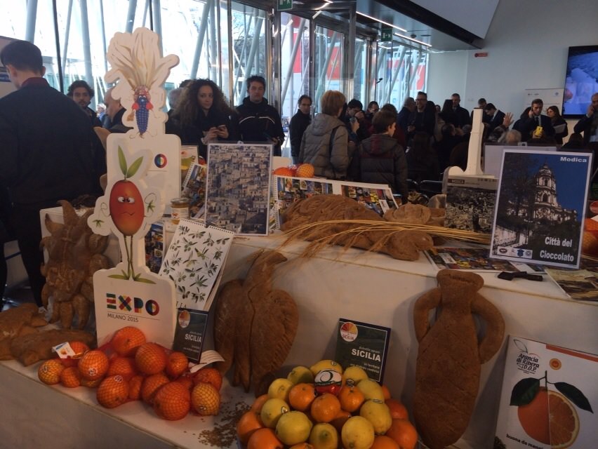 Folla di milanesi per la colazione con gli agrumi siciliani